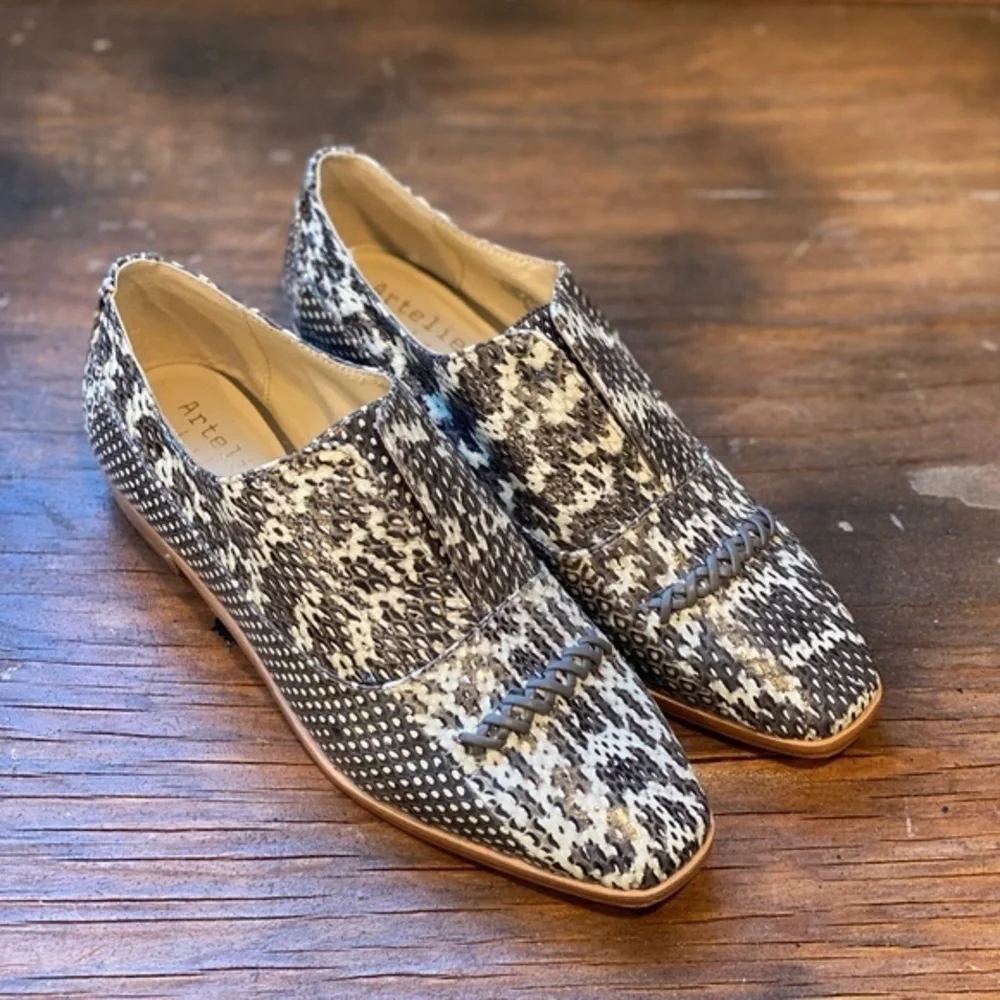 NWOT Nicole Miller Artelier Stella Sabrina Taupe Slip On Shoes